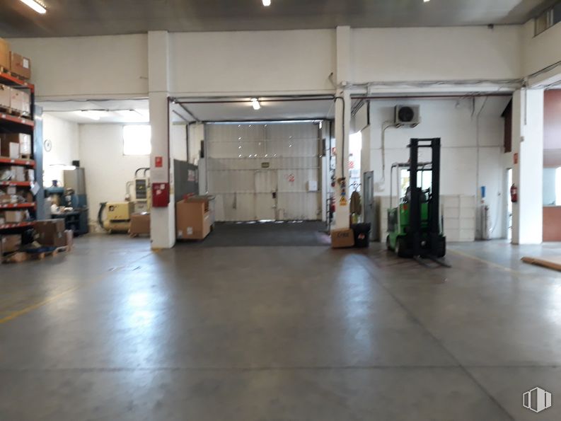 Industrial for rent at Camino Hormigueras, Villa de Vallecas, Madrid, 28031 with building, shelf, fixture, wood, flooring, floor, bookcase, gas, hall and shelving around