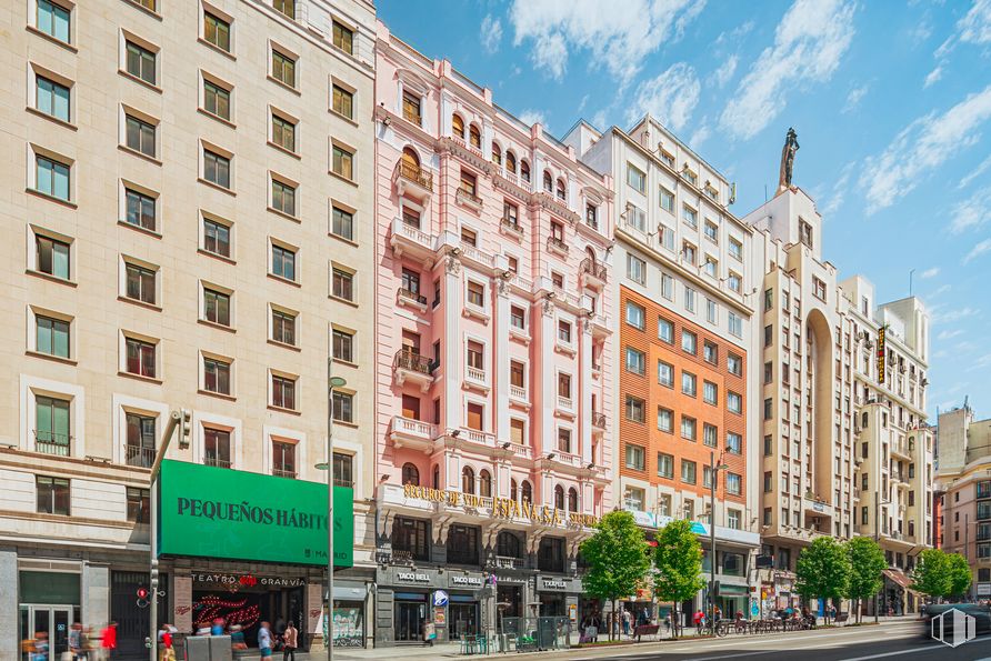 Oficina en alquiler en Calle Gran Vía, 64, Centro, Madrid, 28013 con edificio, nube, cielo, día, ventana, infraestructura, bloque de torre, condominio, diseño urbano y barrio alrededor