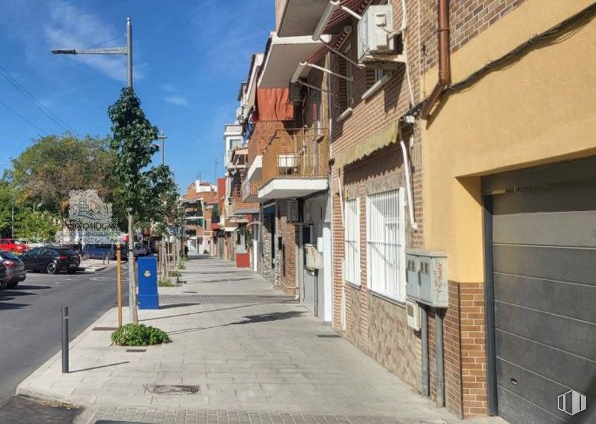 Retail for sale at Avenida Vicálvaro, Coslada, Madrid, 28820 with window, sky, cloud, plant, building, road surface, asphalt, tree, neighbourhood and urban design around