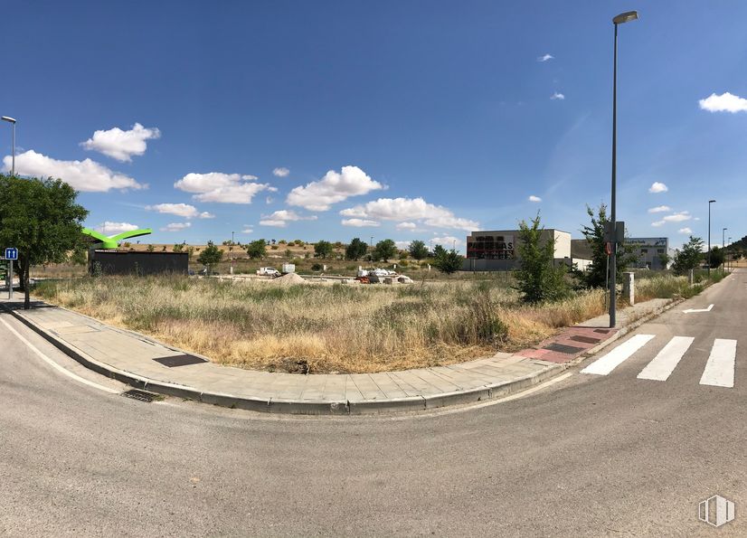 Suelo en venta en Polígono Industrial Los Bordales, Villalbilla, Madrid, 28810 con nube, cielo, planta, luz de la calle, ecorregión, superficie de carretera, asfalto, árbol, lote de tierra y hierba alrededor