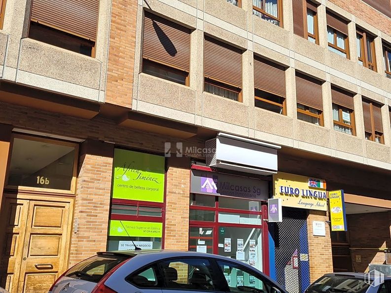 Retail for rent at Zona Centro, Segovia, 40002 with car, door, vehicle, building, photograph, window, automotive exterior, motor vehicle, automotive design and facade around