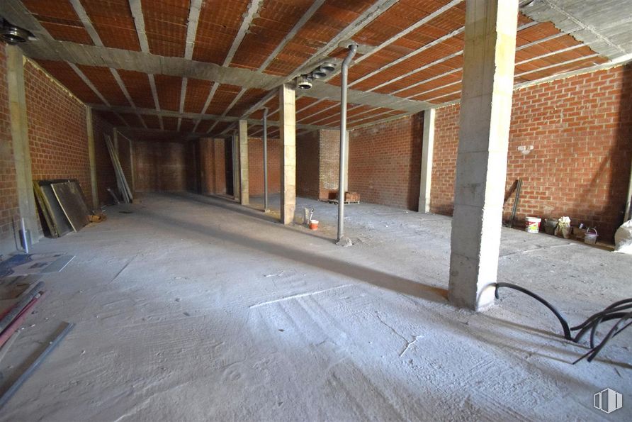 Retail for sale at Zona Evangelina Nogales de la Morena, Colmenar Viejo, Madrid, 28770 with wood, hall, flooring, floor, beam, wall, hardwood, building material, ceiling and wood stain around