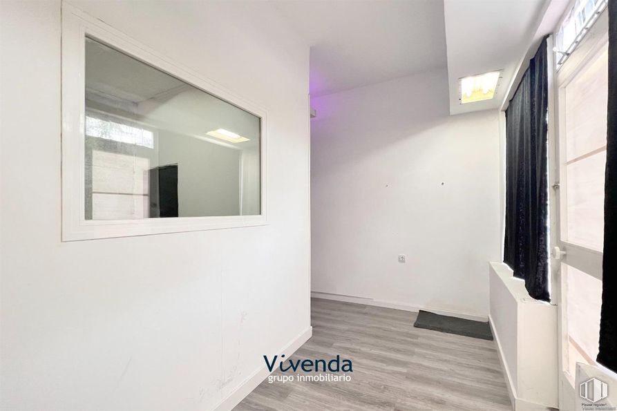 Local en alquiler y venta en Calle Soria, Móstoles, Madrid, 28934 con lámpara, espejo, propiedad, edificio, interiorismo, madera, gris, suelo, suelos y casa alrededor