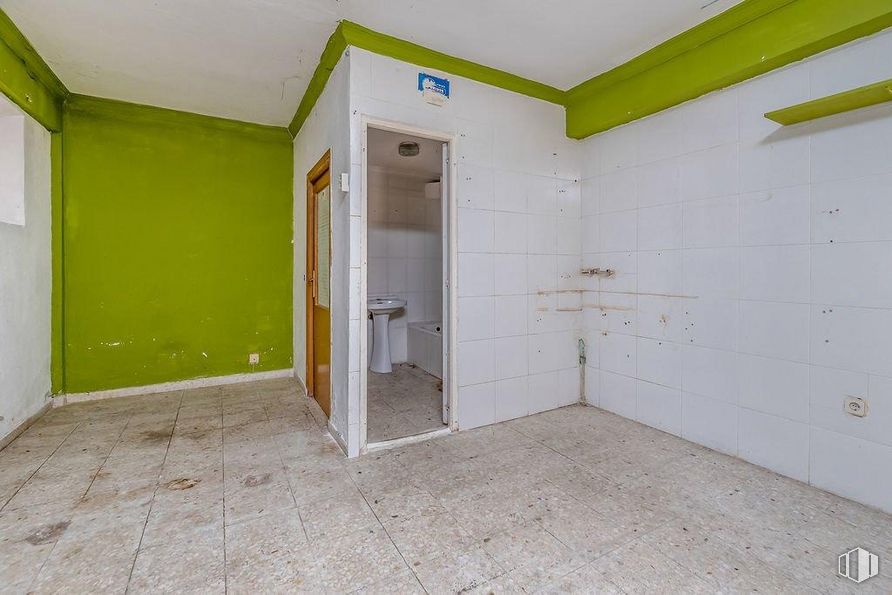 Local en venta en Calle Ancha, Aranjuez, Madrid, 28300 con puerta, edificio, accesorio, casa, madera, suelos, suelo, pintura, pared y puerta de casa alrededor