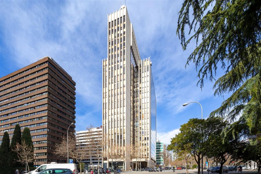 Office for rent at Edificio Cuzco IV, Paseo Castellana, 141, Tetuán, Madrid, 28046 with building, street light, skyscraper, daytime, urban area, city, metropolitan area, high-rise building, commercial building and facade around