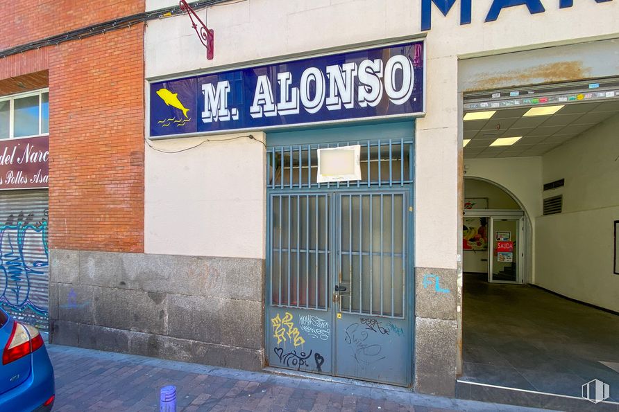 Local en alquiler en Calle Bravo Murillo, 122, Tetuán, Madrid, 28020 con puerta, coche, propiedad, azul, accesorio, placa de matrícula del vehículo, ventana, arquitectura, edificio y pared alrededor