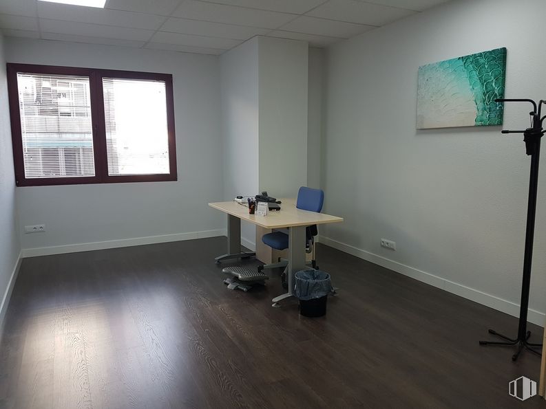 Office for rent at Calle Ronda del Poniente, Torrejón de Ardoz, Madrid, 28850 with window, desk, chair, luggage & bags, table, property, furniture, fixture, office chair, interior design, building, architecture and wood around