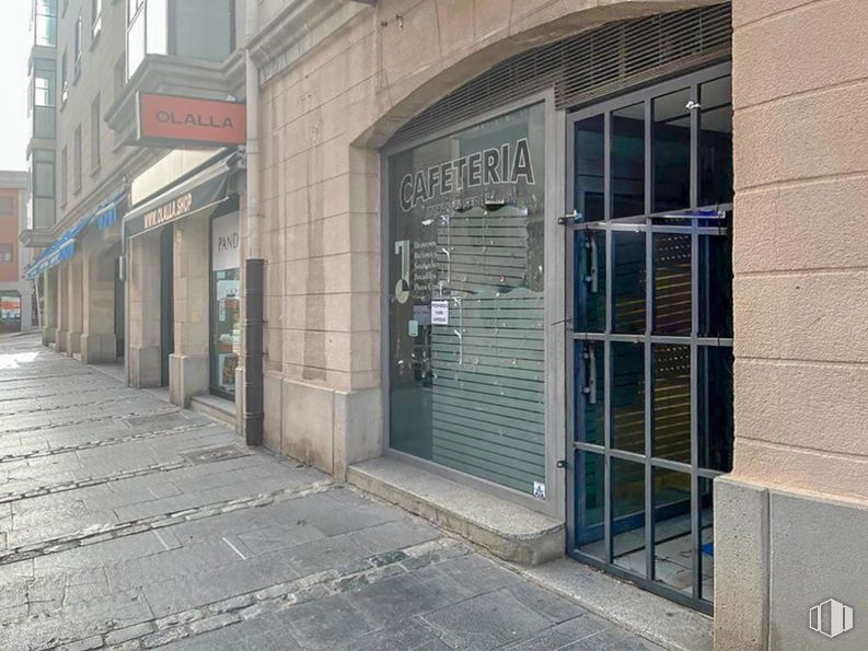 Retail for sale at Calle Duque de Alba, Ávila, 05001 with door, building, fixture, brick, facade, brickwork, window, city, font and road surface around