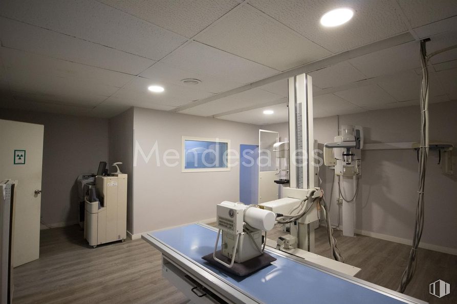 Retail for sale at Avenida Constitución, Móstoles, Madrid, 28931 with flooring, floor, interior design, ceiling, composite material, medical, clinic, room, hospital and medical equipment around