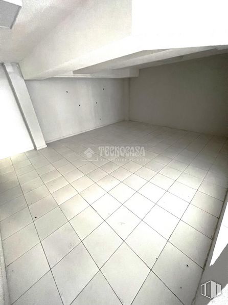 Retail for rent at Zona Centro, Leganés, Madrid, 28912 with tile flooring, rectangle, fixture, flooring, floor, wood, composite material, tints and shades, gas and parallel around