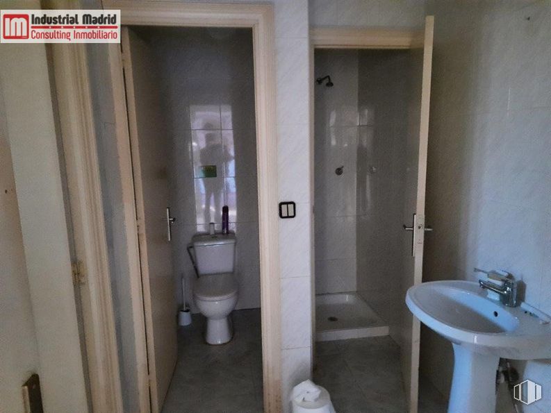 Industrial for sale at Polígono Industrial La Huerta, Velilla de San Antonio, Madrid, 28891 with sink, toilet, plumbing fixture, bathroom, tap, fixture, purple, building, toilet seat and interior design around