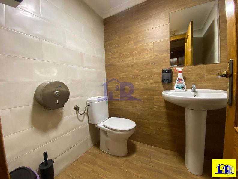 Retail for rent at Zona Princesa Zaida, Cuenca, 16002 with toilet, sink, flooring, floor, wood, plumbing fixture, interior design, plumbing, toilet seat and room around