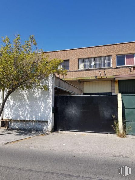 Nave en venta en Zona Polígono de Torrejón de Ardoz, Torrejón de Ardoz, Madrid, 28850 con ventana, edificio, cielo, planta, superficie de carretera, asfalto, lote de tierra, sombra, puerta de garaje y puerta alrededor