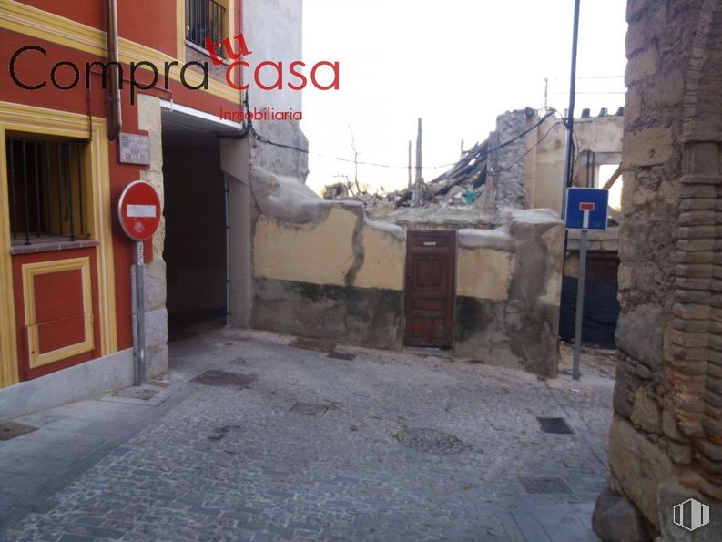 Land for sale at Plaza San Nicolás, Segovia, 40001 with door, building material, rubble and waste around