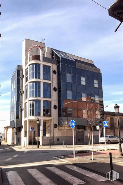 Retail for sale & for rent at Avenida San Fernando, 37, Quintanar de la Orden, Toledo, 45800 with building, cloud, sky, window, street light, road surface, tree, architecture, urban design and house around