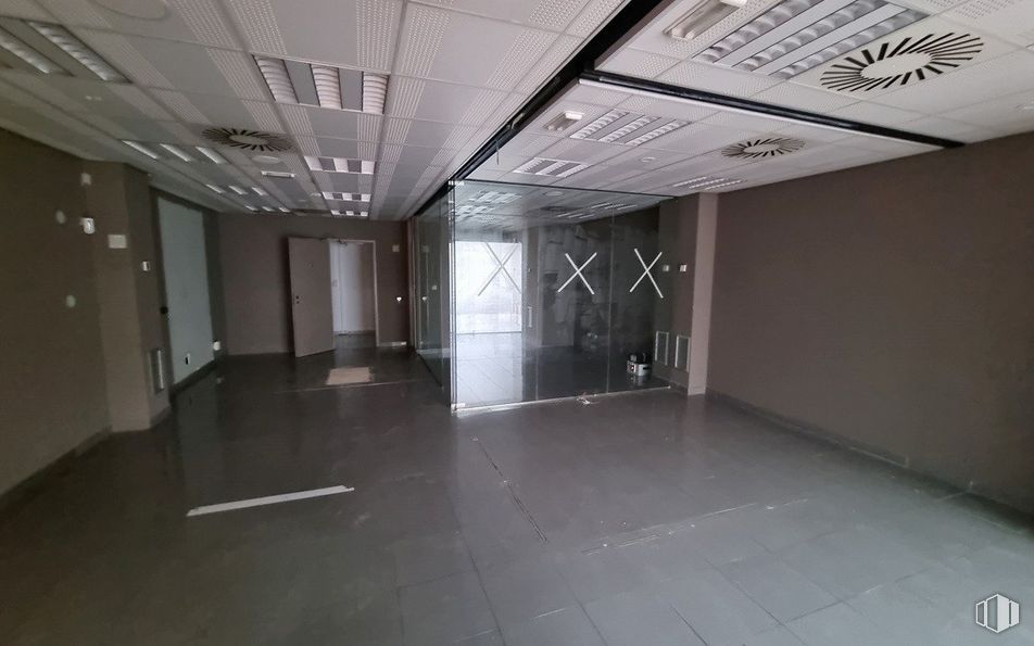 Retail for sale & for rent at Centro Comercial Zoco Pozuelo, Calle Barlovento, 30, Pozuelo de Alarcón, Madrid, 28223 with property, fixture, architecture, interior design, floor, flooring, wall, hall, building and ceiling around