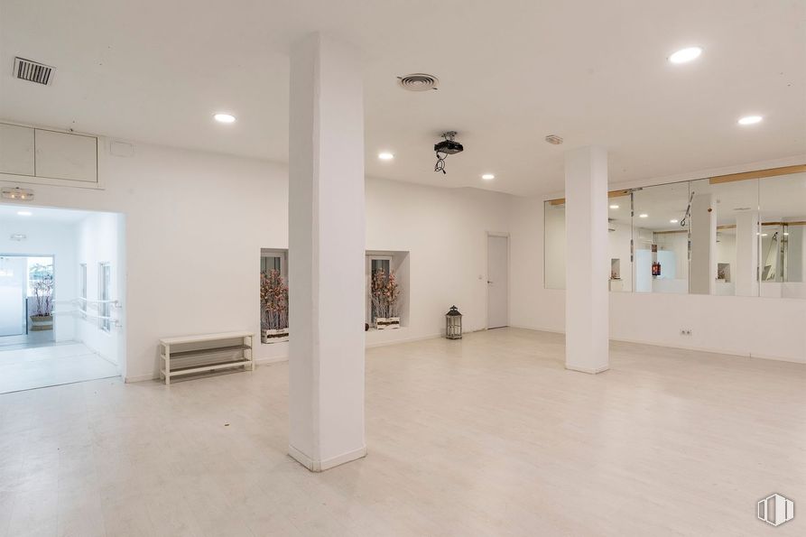 Local en venta en Plaza Luca de Tena, Arganzuela, Madrid, 28045 con mesa de trabajo, suelos, suelo, techo, interiorismo, hall, suelo de baldosas, lámpara, suelos de madera y vestíbulo alrededor