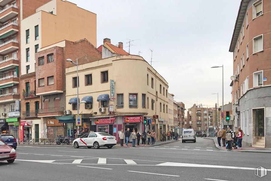 Local en venta en Calle Pinos Alta, 1, Tetuán, Madrid, 28029 con edificio, coche, rueda, cielo, ventana, vehículo, infraestructura, nube, casa y superficie de carretera alrededor