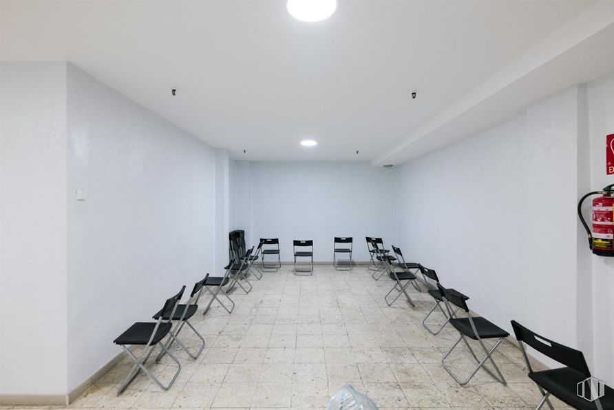 Retail for sale at Calle Río Ulla, Ciudad Lineal, Madrid, 28017 with chair, building, fixture, hall, flooring, floor, ceiling, event, rectangle and room around