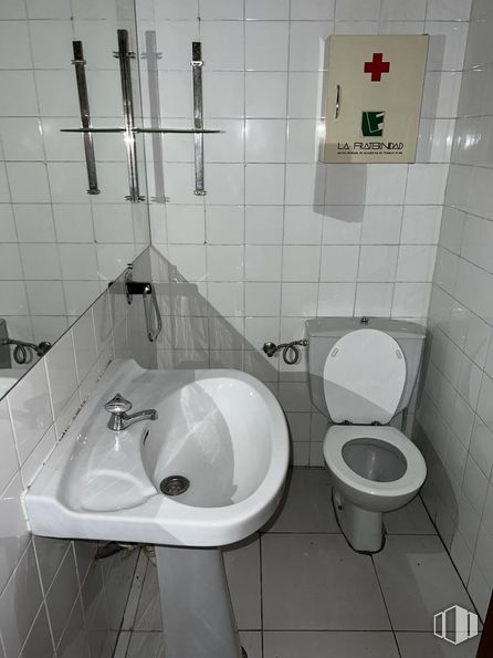 Retail for rent at Calle Bolivia, Toledo, 45004 with toilet, sink, plumbing fixture, tap, white, bathroom, black, bathroom sink, purple and fixture around