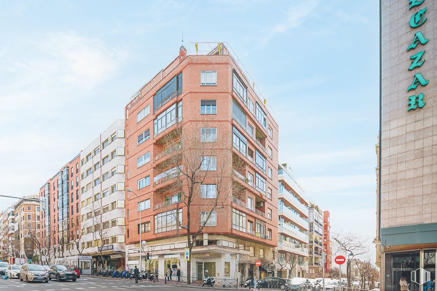 Local en alquiler en Barrio Salamanca, Salamanca, Madrid, 28006 con edificio, nube, cielo, durante el día, propiedad, ventana, luz de la calle, infraestructura, coche y rueda alrededor