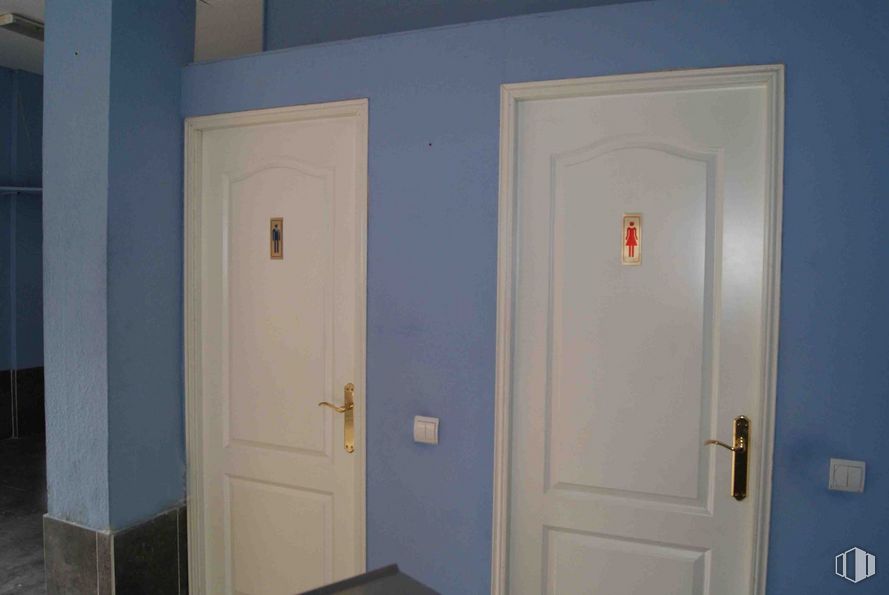 Local en venta en Calle Calderón de la Barca, 6, Alcobendas, Madrid, 28100 con puerta, propiedad, accesorio, madera, pintura, cerrojo muerto, asa, puerta de casa, tinte para madera y suelo alrededor