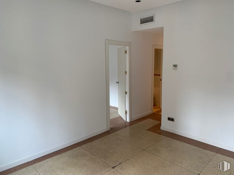 Oficina en alquiler en Zona Centro, Centro, Madrid, 28015 con edificio, accesorio, puerta, madera, piso, casa, suelo, techo, madera y puerta de casa alrededor