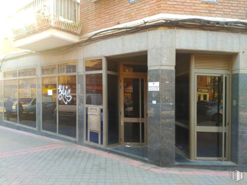 Retail for sale at Calle Alondra, Carabanchel, Madrid, 28025 with door, fixture, building, facade, shade, glass, car, composite material, wheel and window around