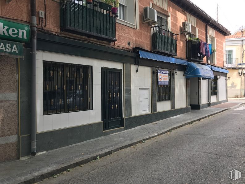 Local en venta en Calle Capitán Salas, Fuencarral - El Pardo, Madrid, 28048 con puerta, edificio, ventana, propiedad, planta, superficie de carretera, accesorio, madera, casa y ladrillo alrededor