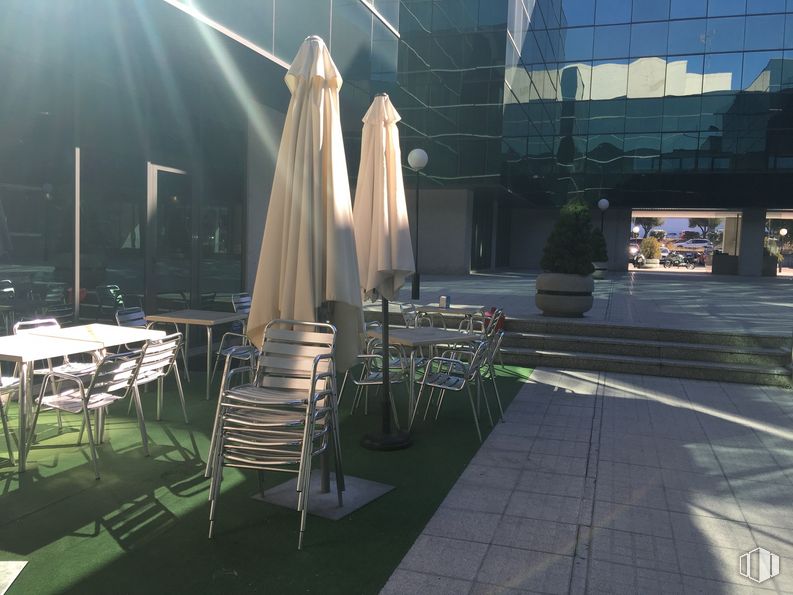 Office for rent at Edificio Europa I, Avenida Fuencarral, 24, Alcobendas, Madrid, 28108 with table, chair, houseplant, flowerpot, furniture, interior design, outdoor furniture, city, outdoor table, shade, event and building around