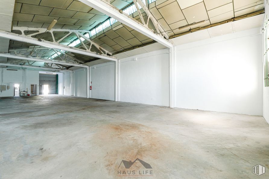 Nave en venta en Polígono La Yegua, Torrejón de Ardoz, Madrid, 28850 con madera, pasillo, pavimento, piso, diseño de interiores, bienes inmuebles, techo, viga, espacio y vidrio alrededor