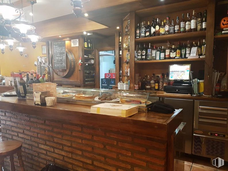 Local en alquiler y venta en Calle José Cadalso, Torrejón de Ardoz, Madrid, 28850 con taburete, alumbrado, establecimiento de bebidas, edificio, mueble, botella, barware, interiorismo, ebanistería y estante alrededor