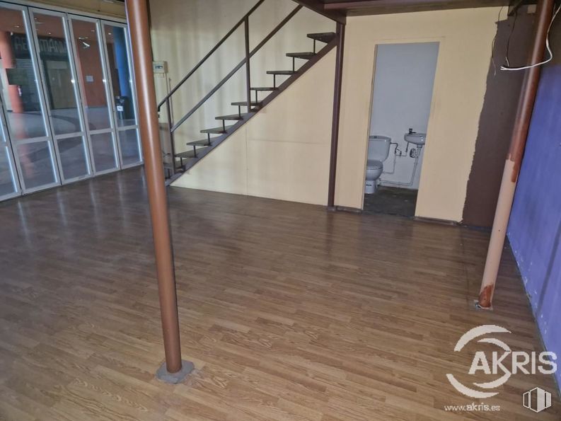 Local en alquiler en Calle Viena, Toledo, 45005 con madera, accesorio, edificio, suelos, suelo, tinte para madera, madera dura, barniz, suelo laminado y escaleras alrededor