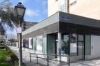 Retail for sale at Calle Inspector Juan Antonio Bueno, 4, Alcorcón, Madrid, 28924 with building, plant, sky, cloud, shade, door, window, tree, street light and facade around