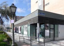 Local en venta en Calle Inspector Juan Antonio Bueno, 4, Alcorcón, Madrid, 28924 con edificio, planta, cielo, nube, sombra, puerta, ventana, árbol, luz de la calle y fachada alrededor