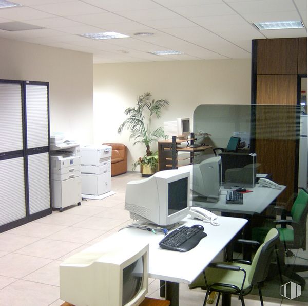 Oficina en alquiler y venta en Edificio Antares, Calle Fábricas, 8, Alcorcón, Madrid, 28923 con silla, pantalla de ordenador, teclado de ordenador, planta de interior, escritorio, mesa, electrodoméstico, mueble, ordenador personal y ordenador alrededor