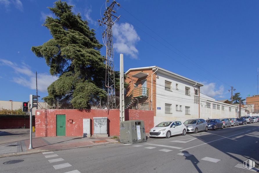 Nave en alquiler en Calle Puerto de Used, 24, Villa de Vallecas, Madrid, 28031 con coche, edificio, nube, cielo, planta, ventana, superficie de la carretera, asfalto, vehículo y rueda alrededor