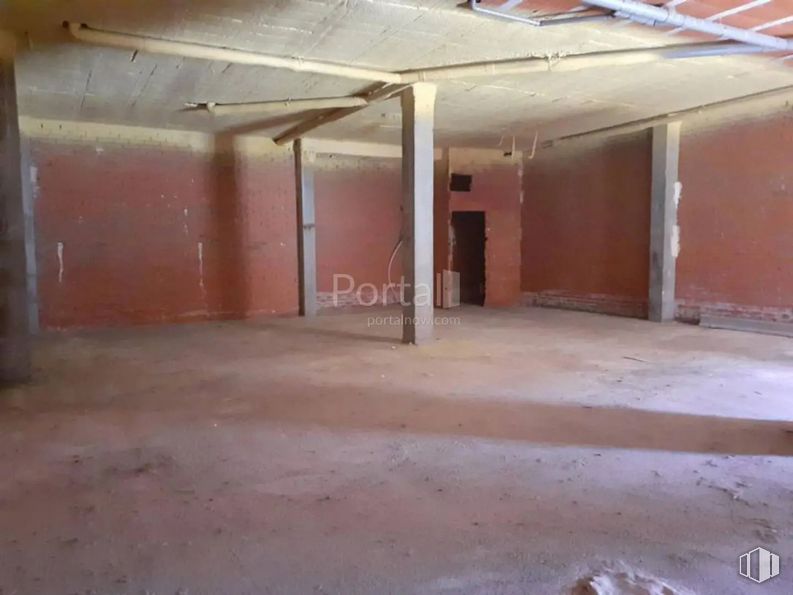 Retail for sale at Calle Magallanes, Torrijos, Toledo, 45500 with wood, flooring, floor, hall, fixture, composite material, building material, concrete, gas and ceiling around