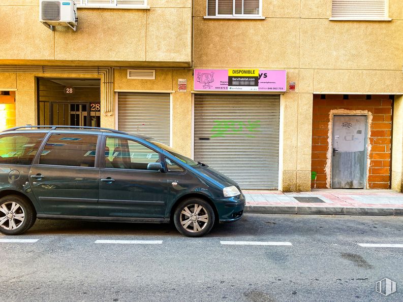 Retail for sale at Calle Toledo, 28, Azuqueca de Henares, Guadalajara, 19200 with wheel, car, window, door, tire, vehicle, building, motor vehicle, automotive design and infrastructure around