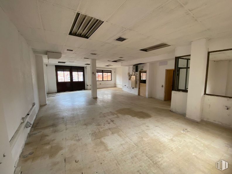 Retail for rent at Calle Cañete, Carabanchel, Madrid, 28019 with window, fixture, hall, flooring, wood, ceiling, building, event, glass and concrete around