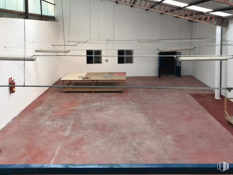 Industrial for sale at Zona Barrio Estación - Cruz Roja, Illescas, Toledo, 45200 with table, hall, wood, field house, floor, flooring, building, composite material, hardwood and asphalt around