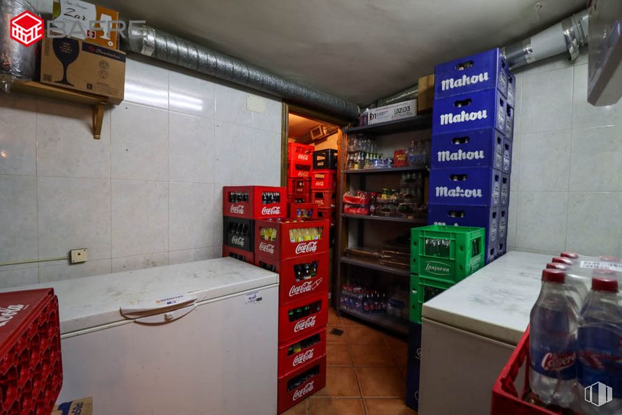 Local en venta en Avenida Fresnos, Torrejón de Ardoz, Madrid, 28850 con productos envasados, refrigerador, botella, edificio, gas, botella de agua, máquina, servicio, habitación y caja alrededor