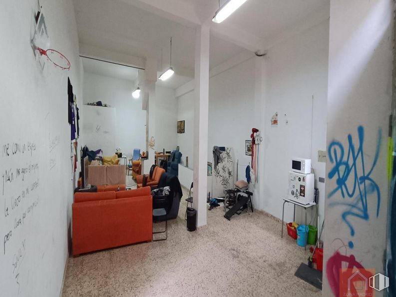 Local en venta en Calle Sierra Palomeras, Villa de Vallecas, Madrid, 28031 con sofá, diseño de interiores, pavimento, evento, escritura a mano, edificio, silla, arte, habitación y artes visuales alrededor