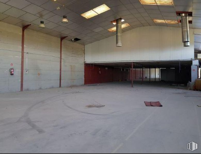 Industrial for sale at Calle Cuerva, Gálvez, Toledo, 45164 with light fixture, building, hall, floor, flooring, field house, wood, wall, ceiling and composite material around