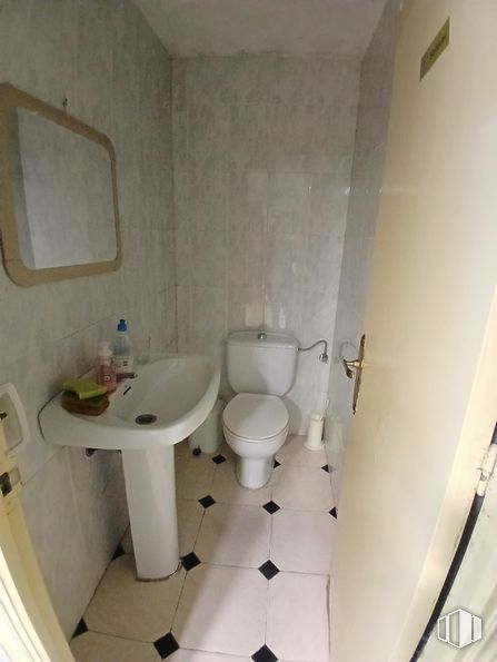 Retail for rent at Plaza Santa Lucía, Talavera de la Reina, Toledo, 45600 with toilet, sink, bathroom sink, plumbing fixture, tap, mirror, building, bathroom, toilet seat and house around