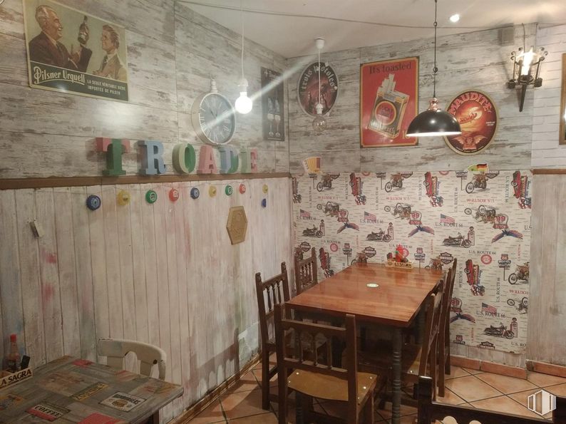 Local en alquiler y venta en Calle Virgen Lluc, 43, Ciudad Lineal, Madrid, 28027 con mesa de cocina y comedor, alumbrado, lámpara, mesa, mesa, persona, silla, propiedad, mueble y madera alrededor