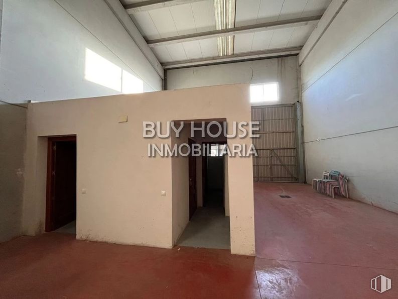 Industrial for sale at Polígono La Veredilla, Illescas, Toledo, 45200 with door, building material, automotive tail & brake light, subcompact car and daylighting around