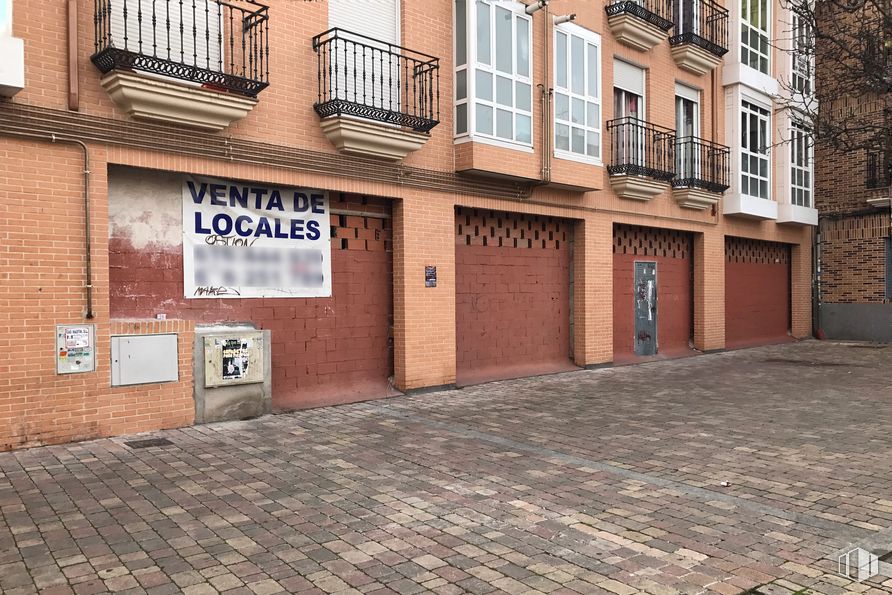 Retail for sale at Calle Plaza, 7, Fuenlabrada, Madrid, 28944 with window, building, wood, road surface, brickwork, brick, door, flooring, city and sidewalk around