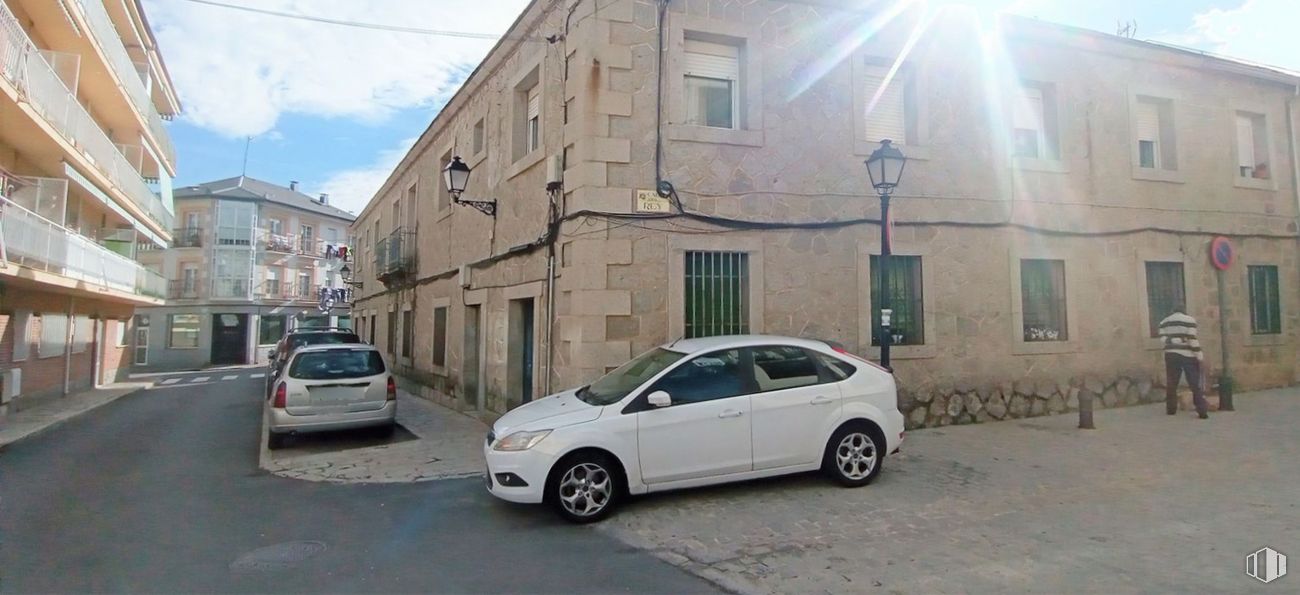 Retail for sale at Calle Andrés Almaguer, El Escorial, Madrid, 28280 with car, tire, building, person, wheel, automotive parking light, land vehicle, vehicle, window and automotive lighting around