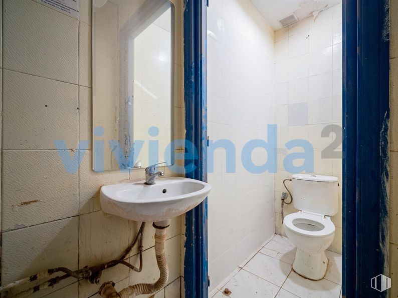 Local en venta en Zona Malasaña - Univerdidad, Centro, Madrid, 28004 con inodoro, accesorios de fontanería, grifo, fregadero, espejo, propiedad, lavabo, morado, cuarto de baño y fluido alrededor